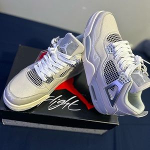 Air Jordan 4 Retro 'Frozen
Moments'